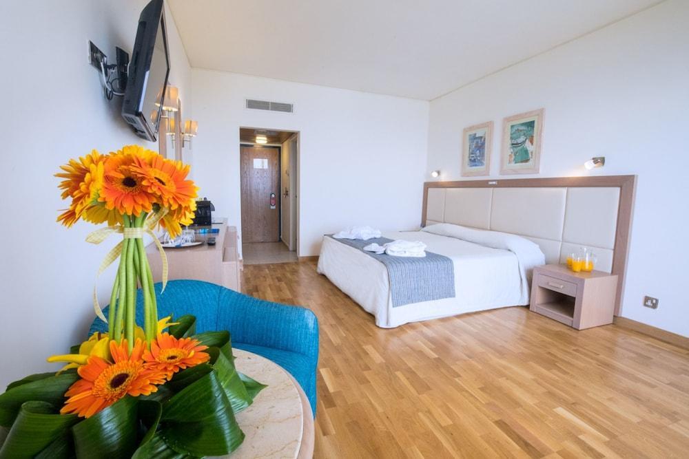 The Golden Coast Beach Hotel Pernera Buitenkant foto